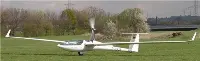 Un aliante Flugzeug DG-808C in una foto d'archivio (Foto: Carsten Runge/wikipedia)