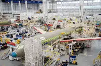 Primo aereo A-220 di Air Niugini (Papua Nuova Guinea) nella linea di assemblaggio finale a Mirabel, in Canada