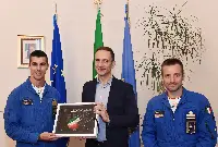 Trieste, 22 novembre 2023. Il comandante della Pan, tenente colonello Stefano Vit (a sinistra), ed il suo successore, tenente colonnello Massimiliano Salvatore, che assume il comando delle "Frecce Tricolori" alla fine del mese ricevuti dal governatore Regione Fvg Massimiliano Fedriga