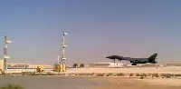 B1-B dell'Usaf in atterraggio su una pista con Deployable Ils