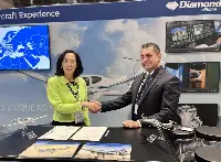 Urbe Aero Flight Academy increases Diamond Aircraft fleet: signing ceremony between Jane Wang, Sales Director, Diamond Aircraft Austria and Lorenzo Mezzadri, Accountable Manager of Urbe Aero Flight Academy
