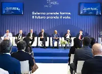 Terminal Aviazione generale aeroporto di Salerno. Da sinistra: Andrea Prete (Cca), Vincenzo De Luca (sindaco), Carlo Marfisi (direttore Campania Enac), Roberto Fico (presidente Regione), Carlo Borgomeo (presidente Gesac), Roberto Barbieri (ad Gesac), e Stefano Paleari (fondatore Iccsai)