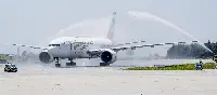 Aereo B-777/200LR di Emirates accolto allo scalo di Porto, proveniente da Dubai, con il tradizionale saluto con i cannoni ad acqua