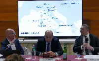 Cagliari, 23 marzo 2026. Da sinistra: David Crognaletti, Chief Commercial Officer di Sogaer (Societ&agrave; gestione aeroporto), Gaetano Intrieri, ad Aeroitalia, e Massimo Di Perna, Chief Commercial Officer del vettore aereo alla conferenza stampa per la presentazione del network della stagione Summer 2026 dall&rsquo;aeroporto "Mario Mameli"