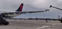 Ala dell'Airbus A-330/300 di Delta che ha avuto una collisione con un A-330/200 di Air France all'aeroporto di Parigi-Roussy
