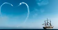 Il cuore disegnato nel cielo del porto di Genova dagli aerei MB-339 della Pan "Frecce Tricolori" in occasione della partenza della nave-scuola "Amerigo Vespucci" avvenuta il primo luglio 2023