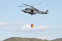 Elicottero HH-139 AMI in volo con benna per attività antincendio