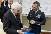 Ciampino, 11/11/2025 (II mandato) Il presidente Sergio Mattarella riceve lo stemma del Reparto di appartenenza da parte del colonnello Federico Gentilucci, comandante del Reparto servizi di coordinamento e controllo dell’AM di Ciampino