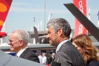 Il direttore generale Enac Alessio Quaranta e il presidente Enac Nicola Zaccheo, in visita allo stand di Leonardo presso la fiera Le Bourget di Parigi il 18 giugno 2019