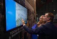 Meeting di Rimini (21-26 agosto 2026). All&rsquo;interno dello spazio AdR, due postazioni interattive touchscreen consentono di conoscere obiettivi e benefici del Piano di sviluppo sostenibile dello scalo "Leonardo da Vinci"