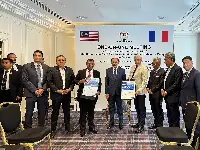 Paris, in front of the Malaysian Prime Minister YAB Dato' Seri Anwar Ibrahim, Tony Fernandes, CEO of Capital A and Christian Scherer, CEO of Airbus Commercial Aircraft, have signed MoU for 50 A-321XLR airplanes plus option for further 20 units