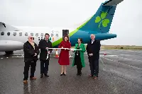 Il ministro dei trasporti irlandese Hildegarde Naughton inaugura un volo di Emerald Airlines