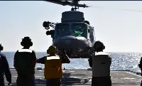Elicottero di nave Cassiopea (Marina miliatre italiana) soccorre un marittimo di un motopeschereccio italiano