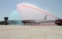 Aereo AA riceve il battesimo dell'acqua per il nuovo volo diretto in partenza da Bologna a Philadelphia con i fumi colorati di American Airlines