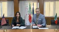 The signing of the agreement between Milena Lerario, CEO of e-GEOS, and Ryan McKinney, Director of Global Remote Sensing at Umbra