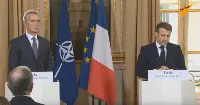Emmanuel Macron con il segretario generale della Nato Jens Stoltenberg