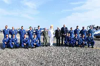 Pratica di Mare, 18 giugno 2023. I piloti della Pan (Pattuglia acrobatica nazionale) "Frecce Tricolori" insieme al capo di Stato Maggiore AMI, generale SA Luca Goretti, al capo di SMD ammiraglio Giuseppe Cavo Dragone, il presidente Repubblica Sergio Mattarella, ed  il ministro della Difesa Guido Crosetto